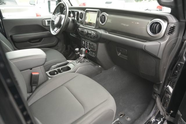 Used 2022 Jeep Wrangler Unlimited Sahara w/ Cold Weather Group image 17