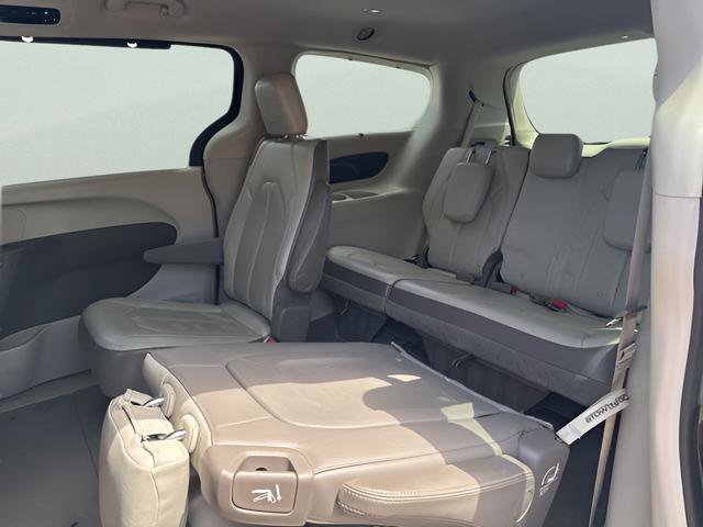 Used 2017 Chrysler Pacifica Touring-L image 22