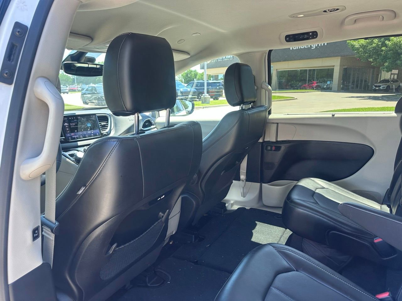 Used 2024 Chrysler Pacifica Touring-L FWD image 15