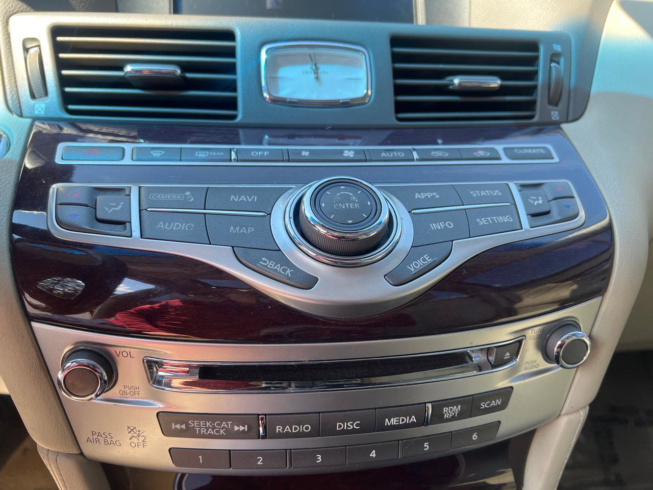 Used 2019 INFINITI Q70 Luxe RWD image 28