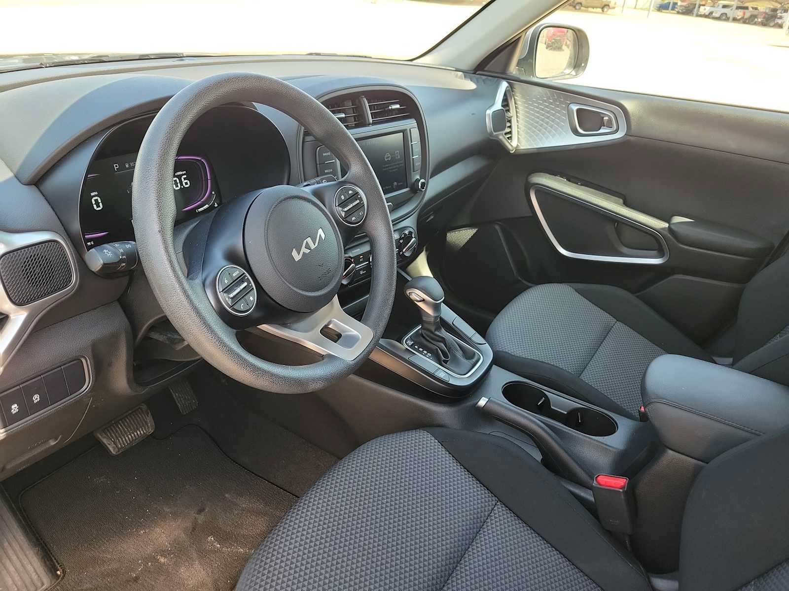 Used 2025 Kia Soul LX w/ LX Technology Package FWD image 10