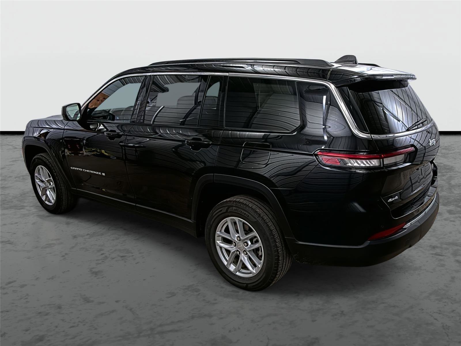Used 2024 Jeep Grand Cherokee L Laredo image 2