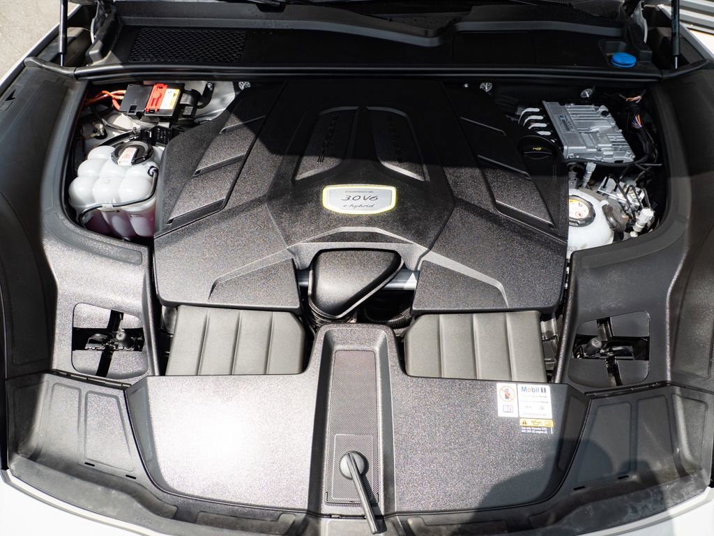 Certified 2023 Porsche Cayenne Platinum Edition image 36