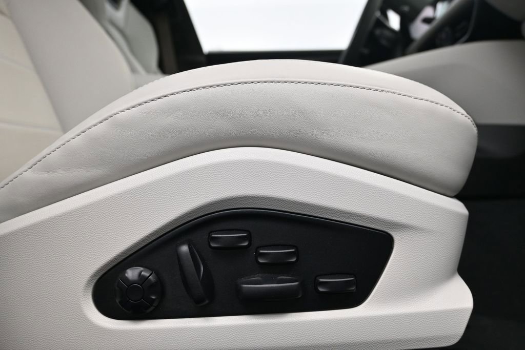 Certified 2024 Porsche Macan Turbo Electric AWD/4WD image 15