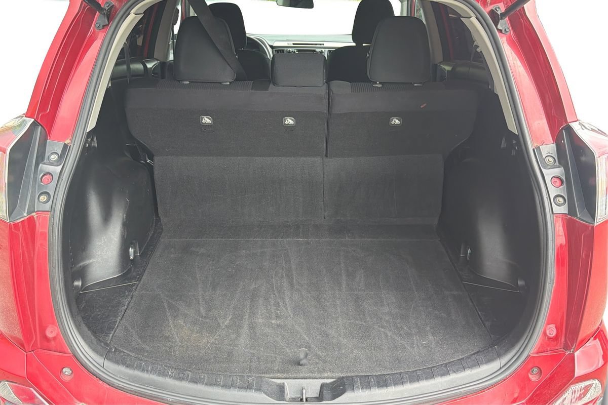 Used 2017 Toyota RAV4 LE FWD image 11