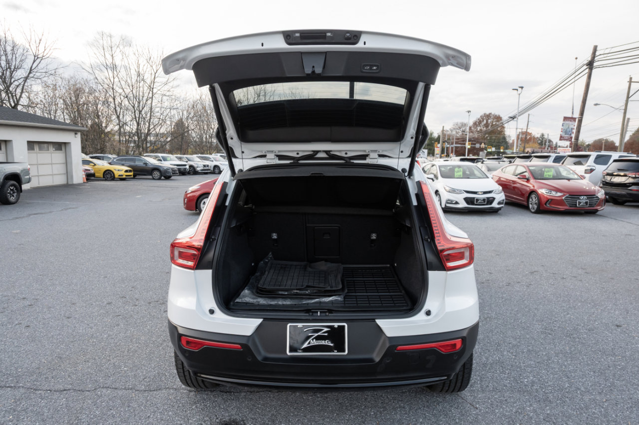 Used 2023 Volvo XC40 B5 Plus image 23