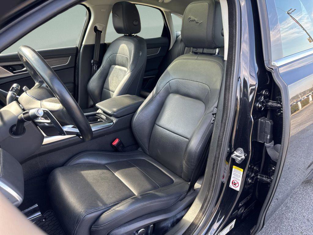 Used 2022 Jaguar XF SE image 11