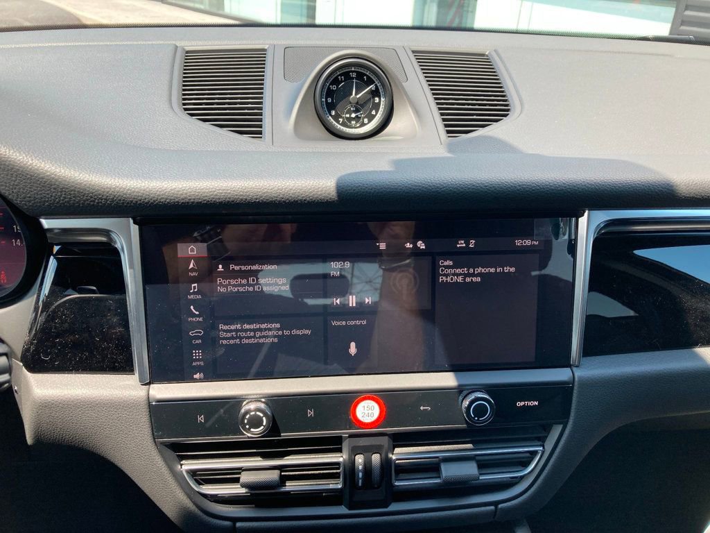 Used 2024 Porsche Macan image 12