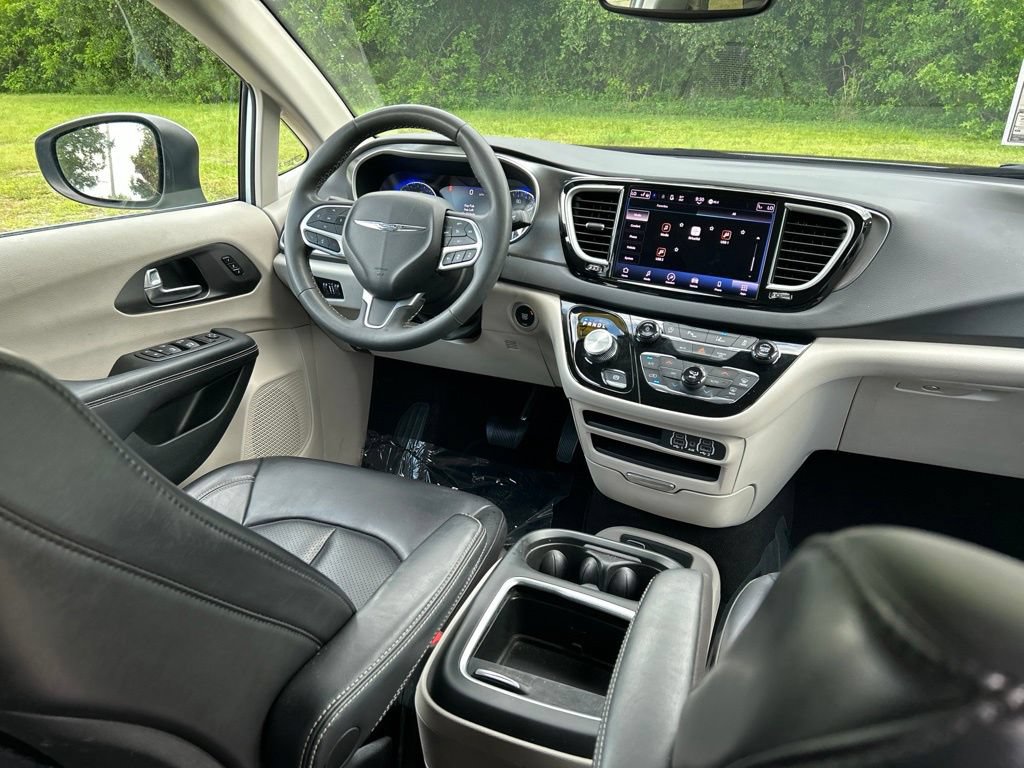 Used 2023 Chrysler Pacifica Touring-L FWD image 9