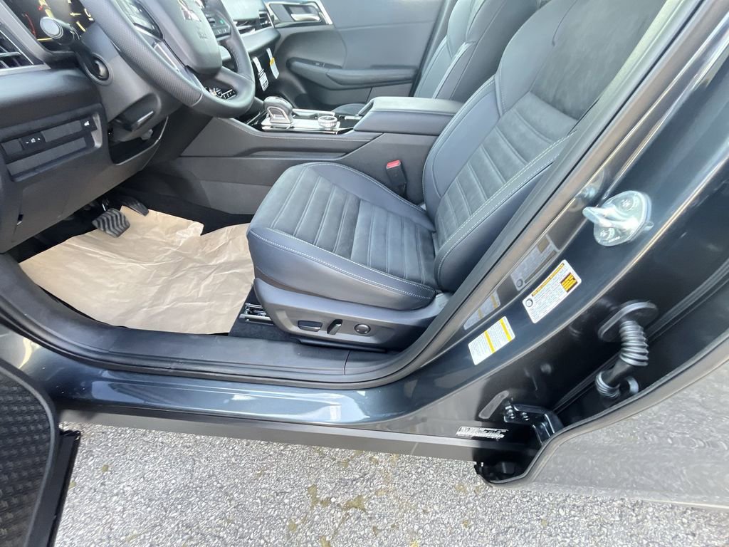 Used 2025 Mitsubishi Outlander SE FWD image 12