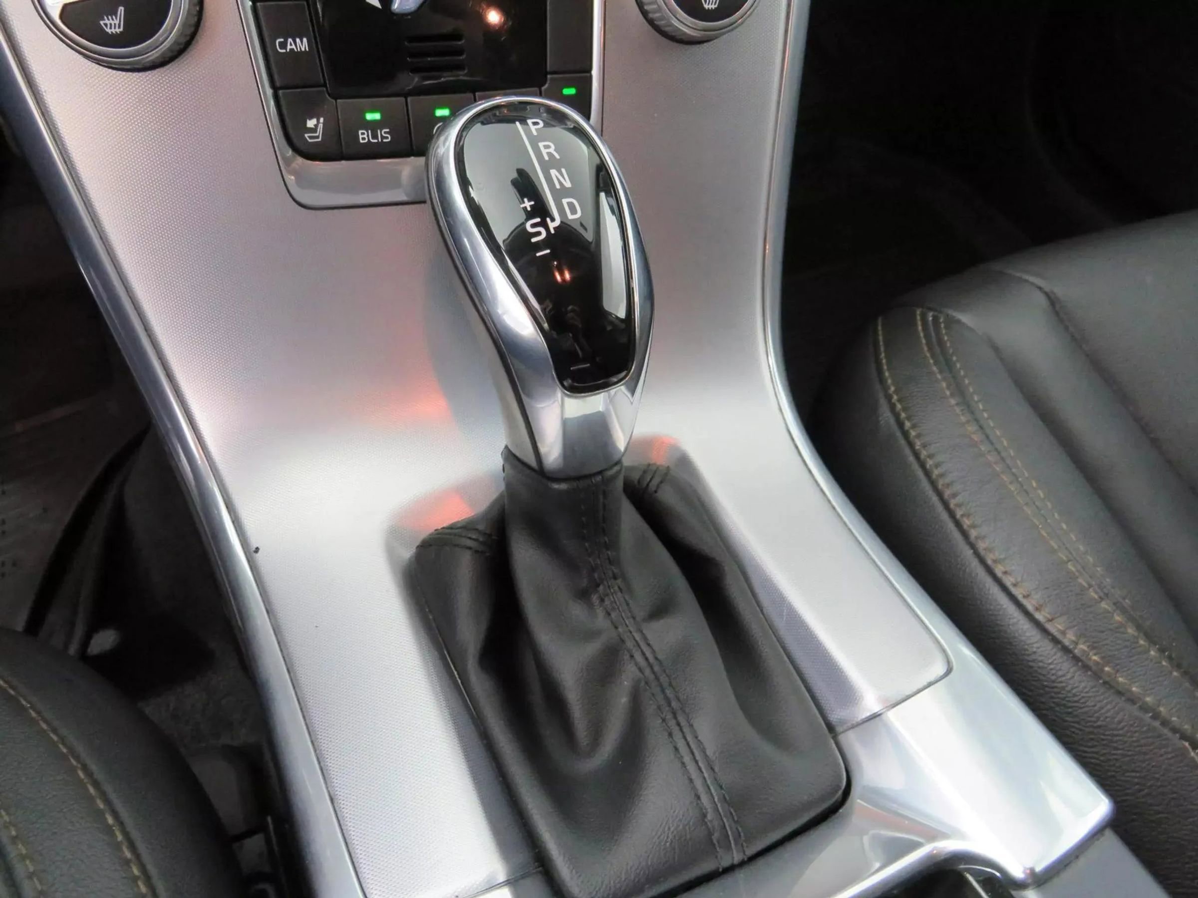 Used 2017 Volvo XC60 T6 Dynamic w/ Preferred Option Package image 22