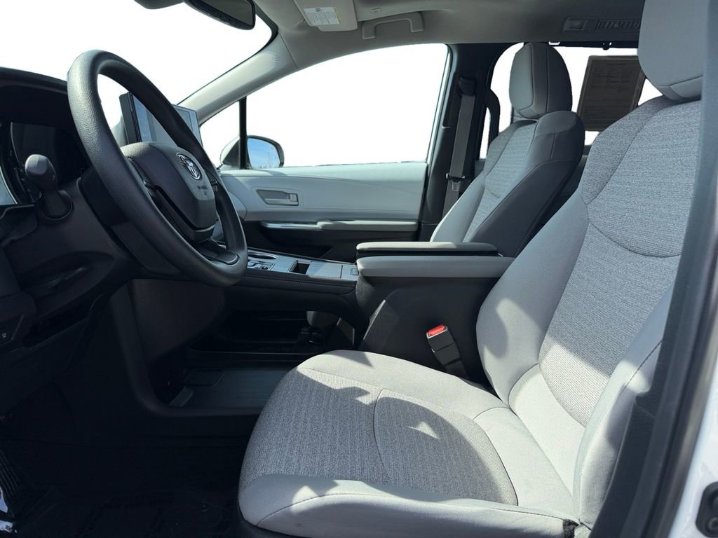 Used 2025 Toyota Sienna LE w/ LE Plus Package image 10