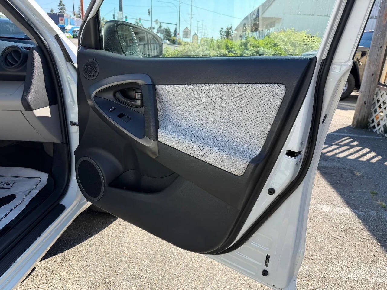 Used 2014 Toyota RAV4 EV FWD image 19