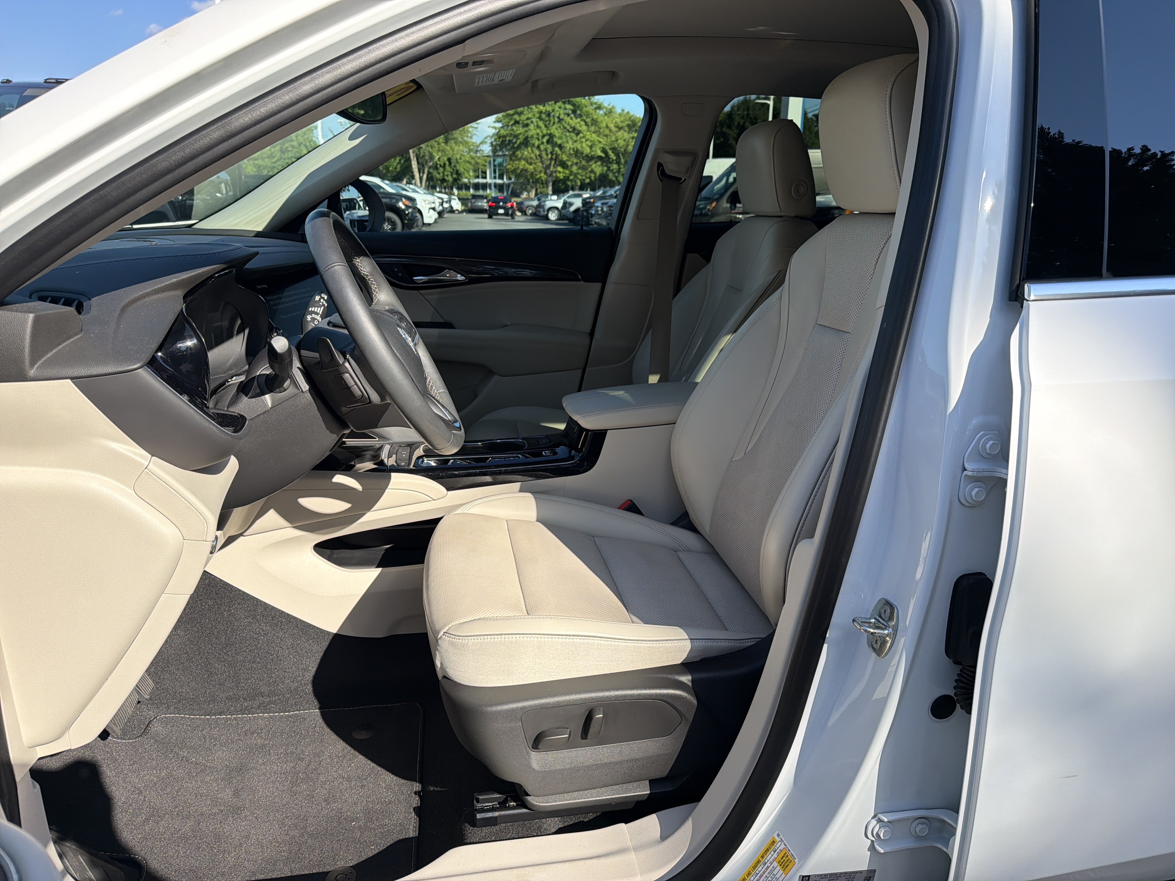 Used 2022 Buick Envision Essence w/ Safety Package FWD image 16