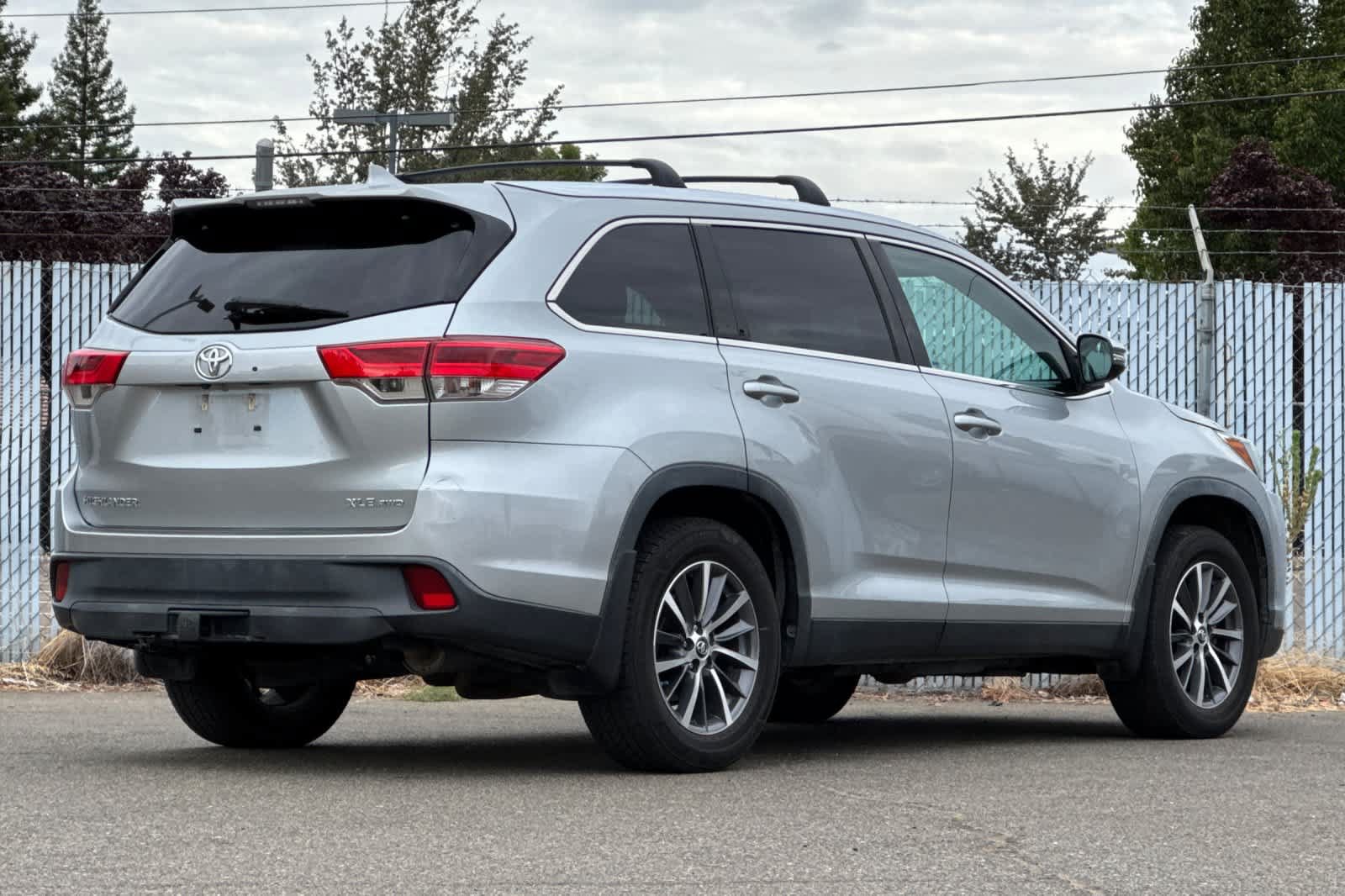 Used 2019 Toyota Highlander XLE AWD/4WD image 3