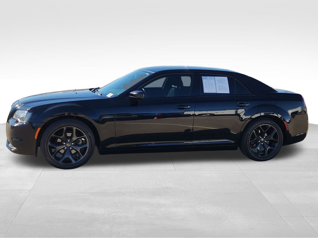 Used 2022 Chrysler 300 Touring w/ Sport Appearance Package image 4