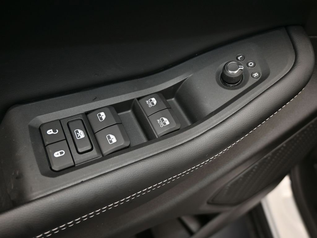 Used 2025 Jeep Grand Cherokee Laredo image 12