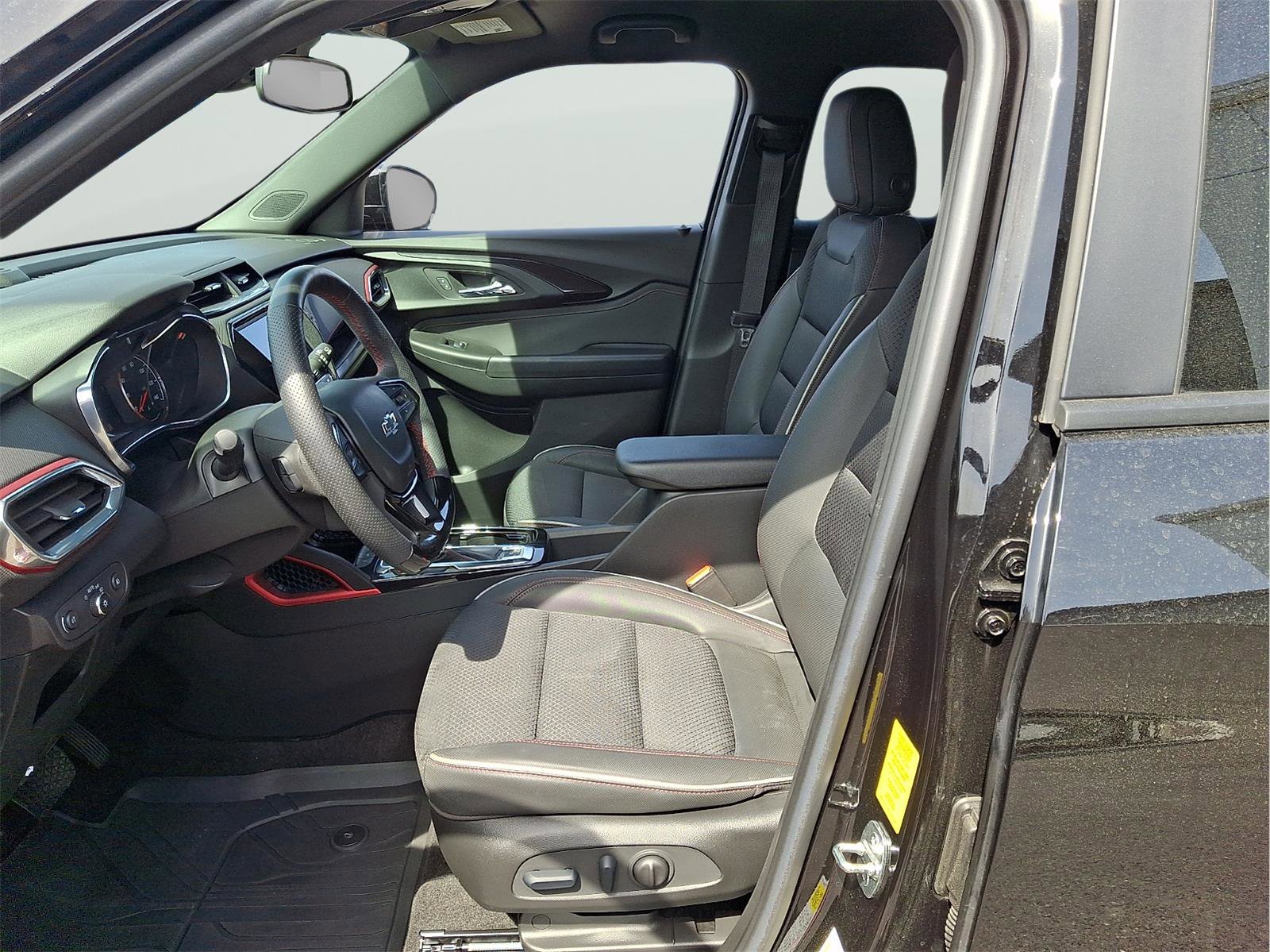 Used 2022 Chevrolet TrailBlazer RS w/ Technology Package image 13