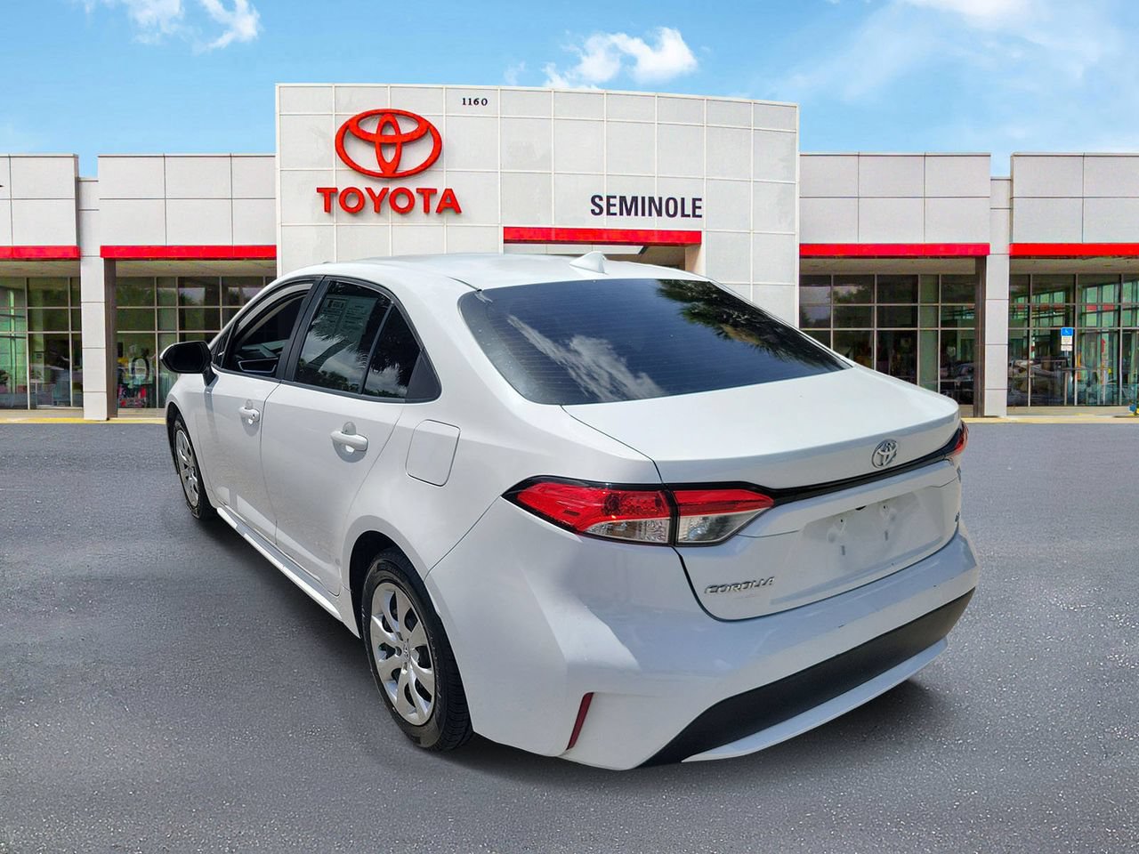Used 2020 Toyota Corolla LE FWD image 4