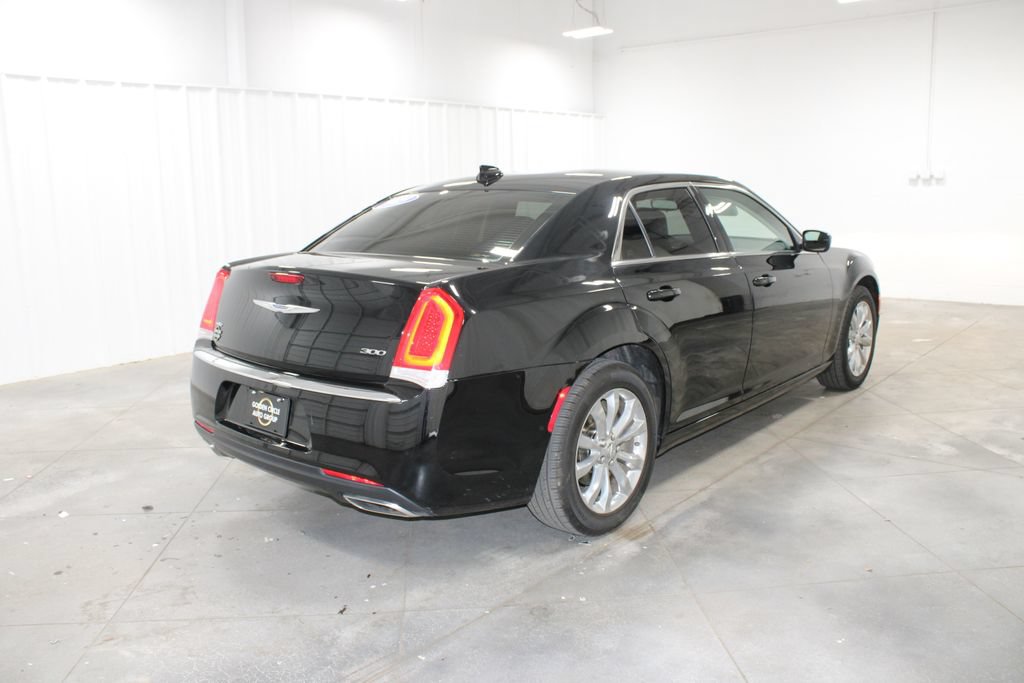Used 2023 Chrysler 300 Touring AWD/4WD image 9