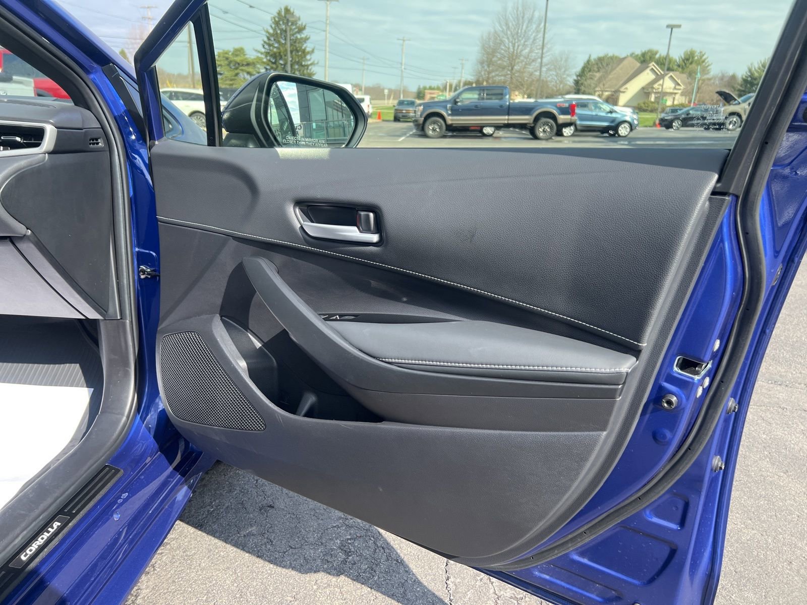 Used 2023 Toyota Corolla SE w/ SE Premium Package image 24