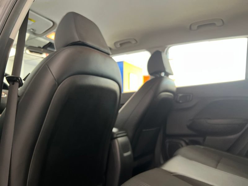 Used 2023 Hyundai Venue Limited FWD image 16