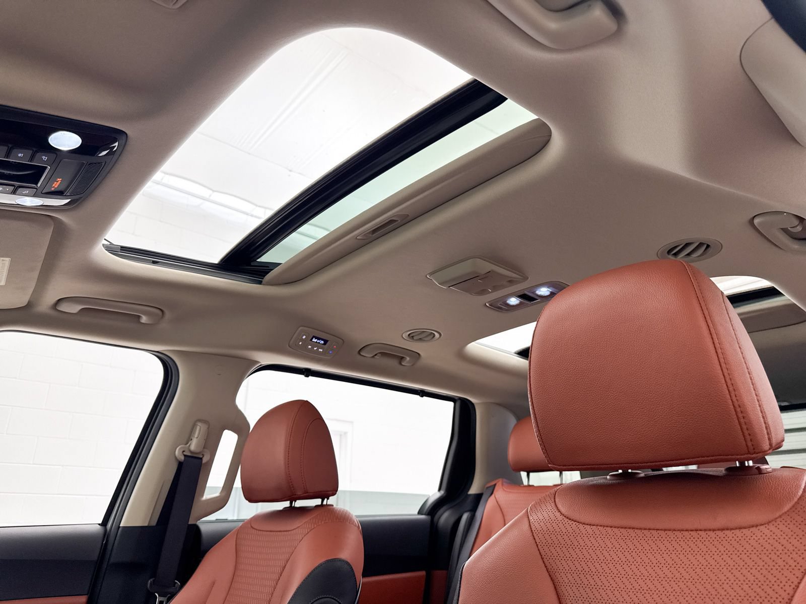 Certified 2024 Kia Carnival SX Prestige FWD image 3
