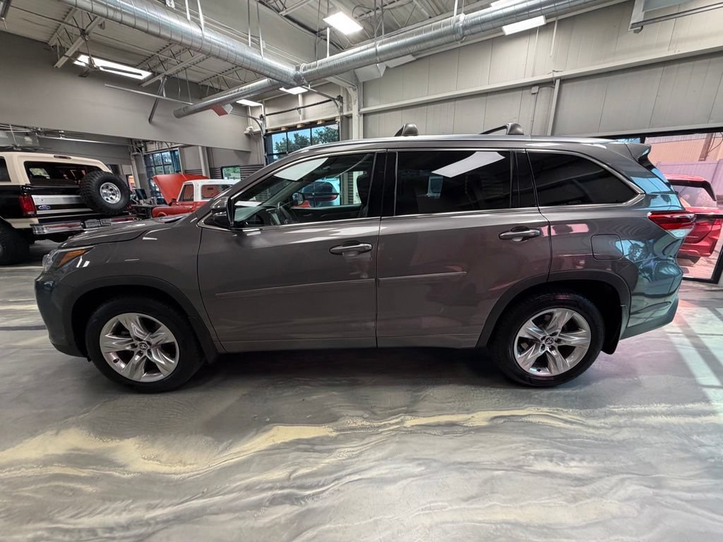 Used 2017 Toyota Highlander Limited AWD/4WD image 40