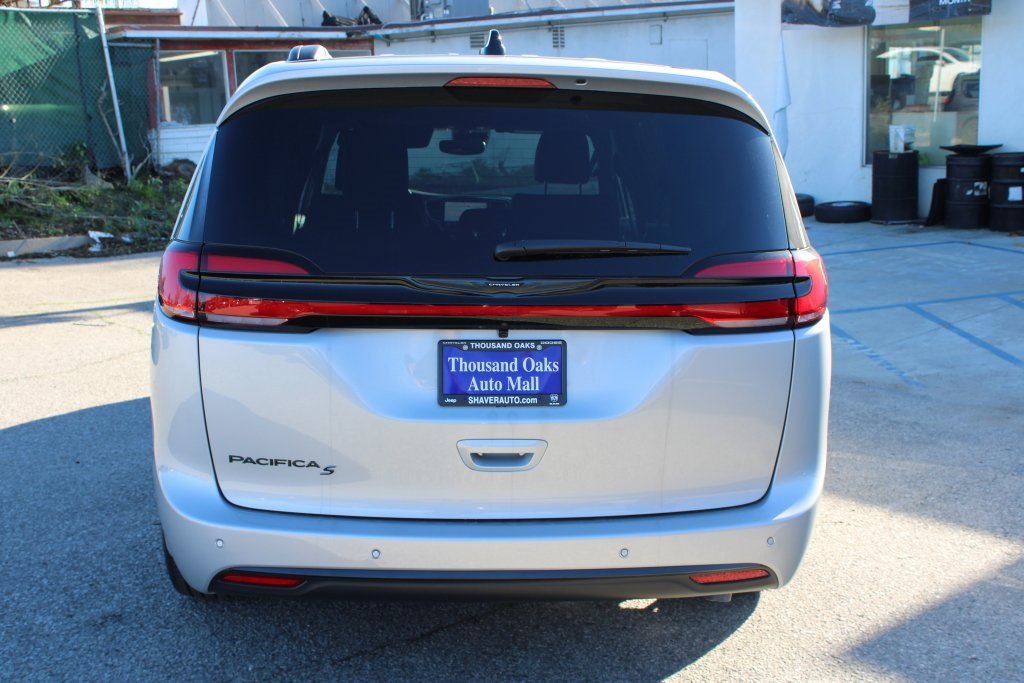 New 2026 Chrysler Pacifica Select w/ S Appearance Package image 5