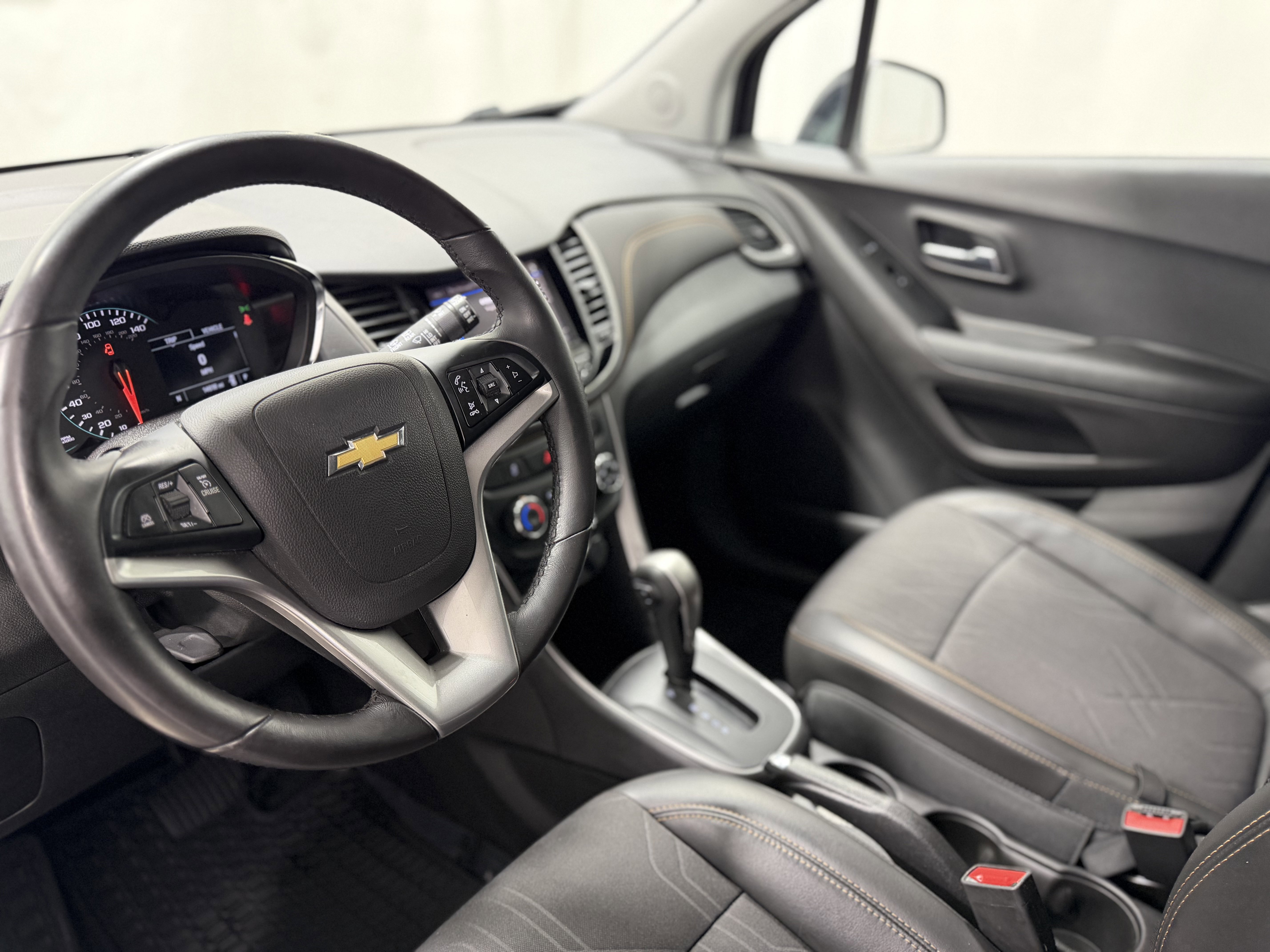 Used 2020 Chevrolet Trax LT w/ LT Convenience Package AWD/4WD image 20