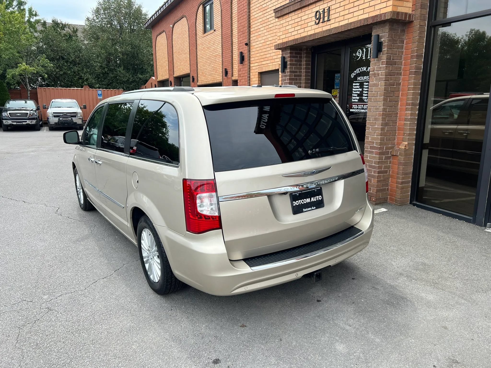 Used 2014 Chrysler Town & Country Limited w/ Luxury Group FWD image 5