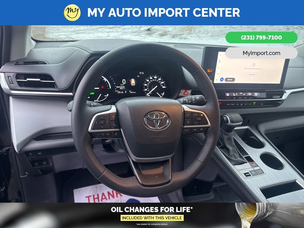Used 2025 Toyota Sienna XLE image 9