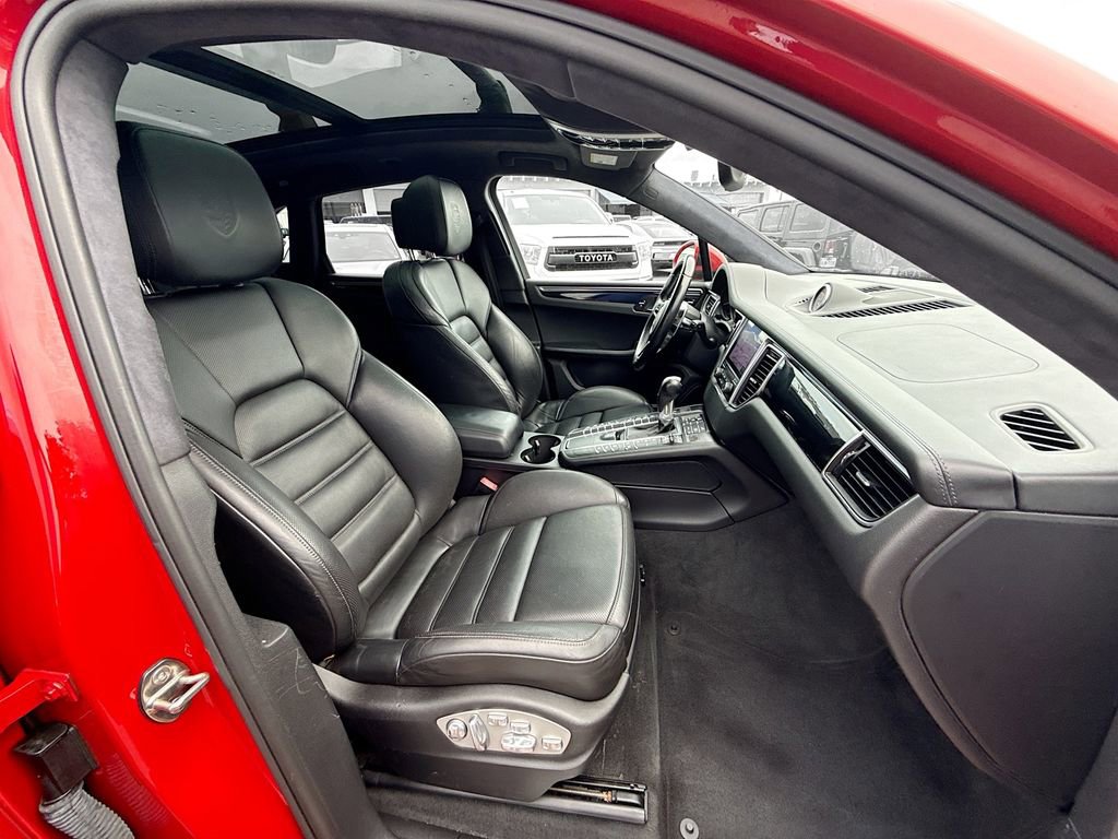 Used 2018 Porsche Macan Turbo w/ Premium Package Plus image 33