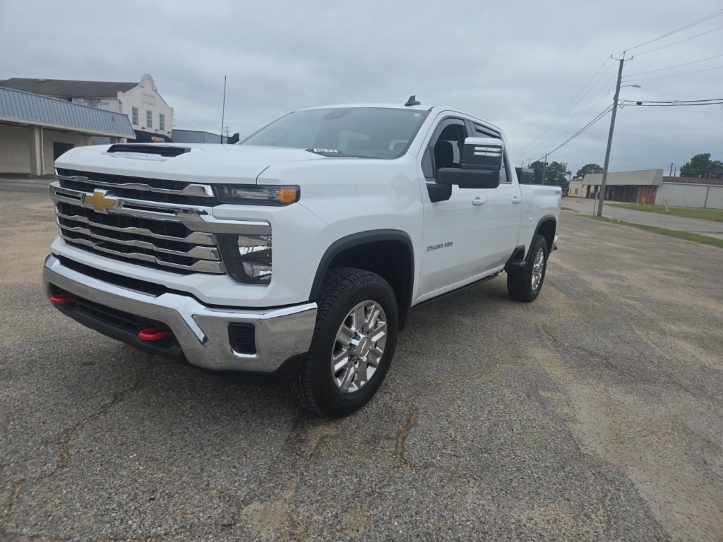 Used 2024 Chevrolet Silverado 2500 LT AWD/4WD image 3