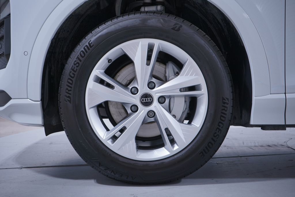 Used 2025 Audi Q6 e-tron Premium w/ Convenience Package image 2