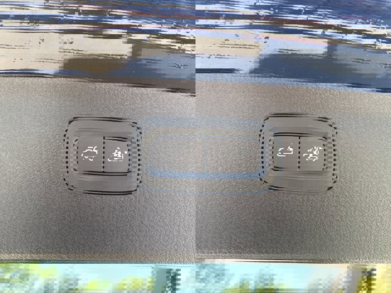 Used 2025 Volvo XC90 B6 Ultra w/ Lounge Package image 9