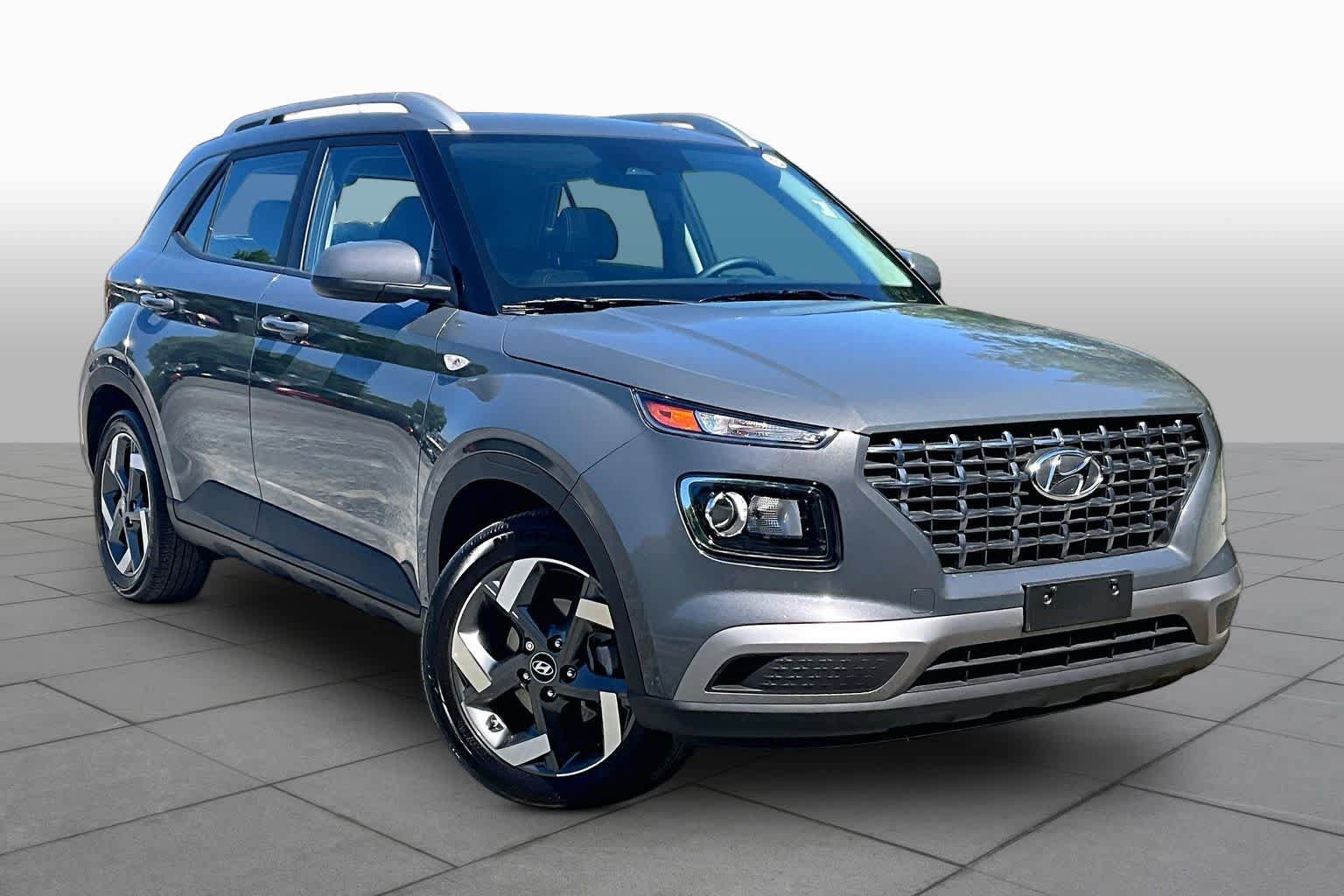 Used 2024 Hyundai Venue SEL FWD image 3