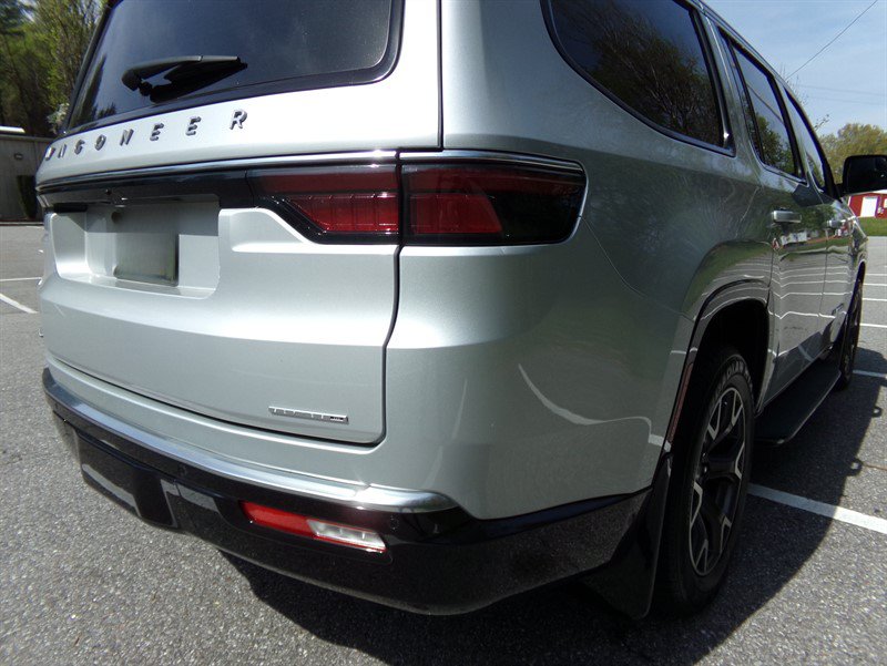 Used 2023 Jeep Wagoneer Series III w/ Convenience Group I AWD/4WD image 9