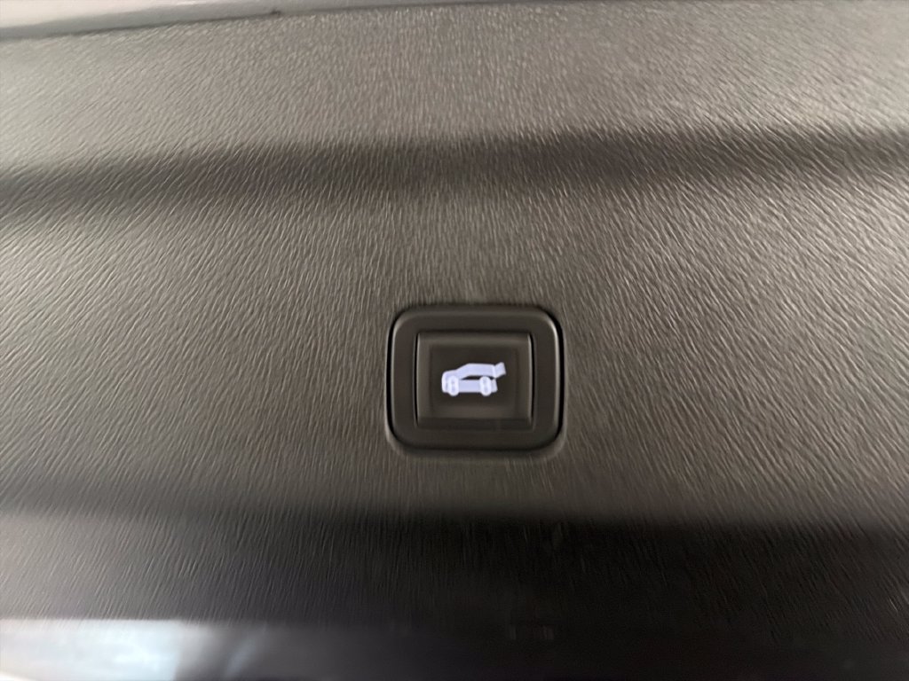 Used 2025 Chevrolet Tahoe LT RWD image 9