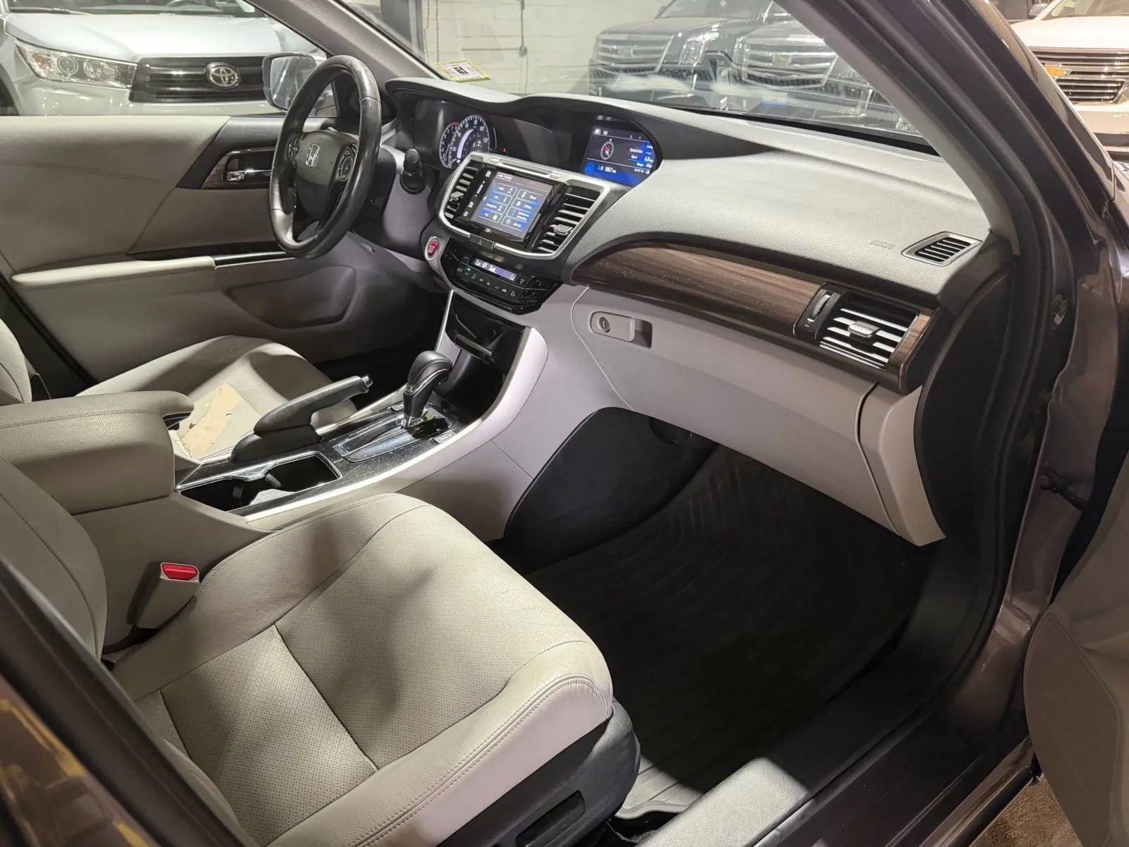 Used 2017 Honda Accord EX-L image 10