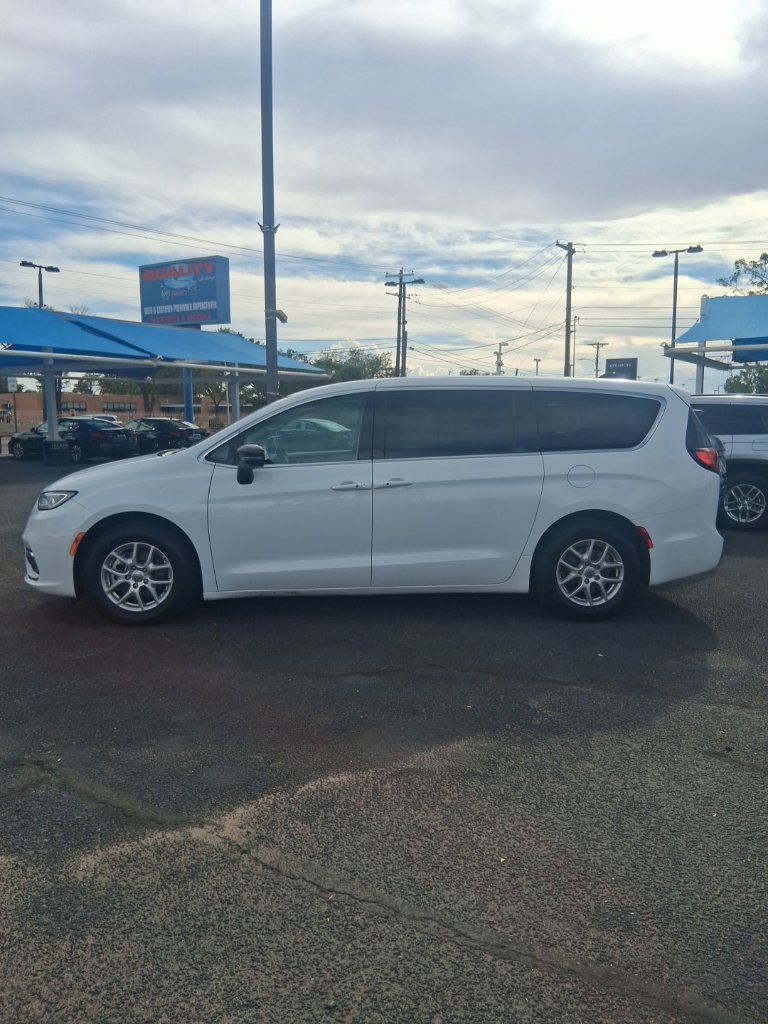 Used 2024 Chrysler Pacifica Touring-L FWD image 2