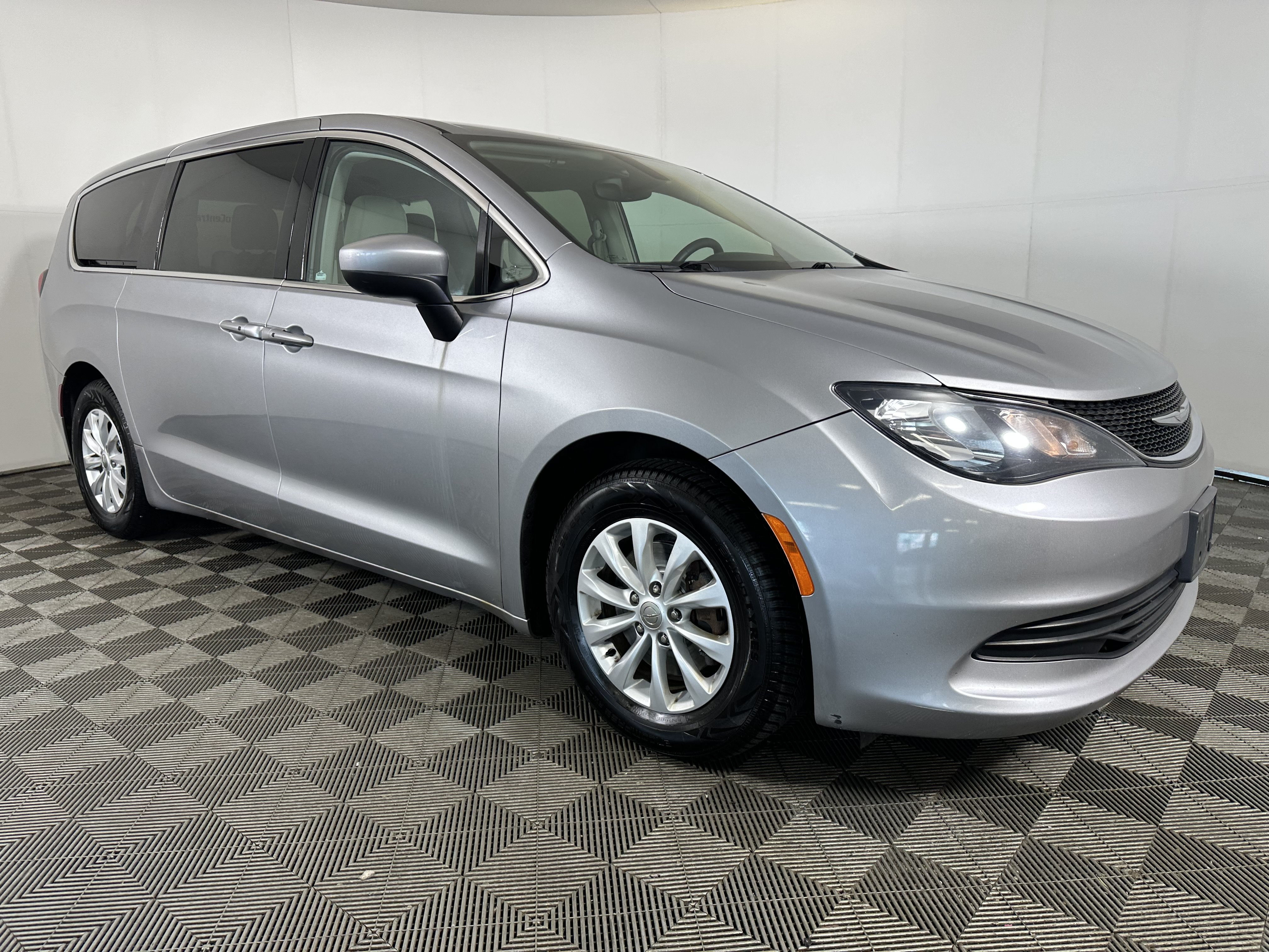 Used 2017 Chrysler Pacifica Touring w/ Tire & Wheel Group FWD image 5