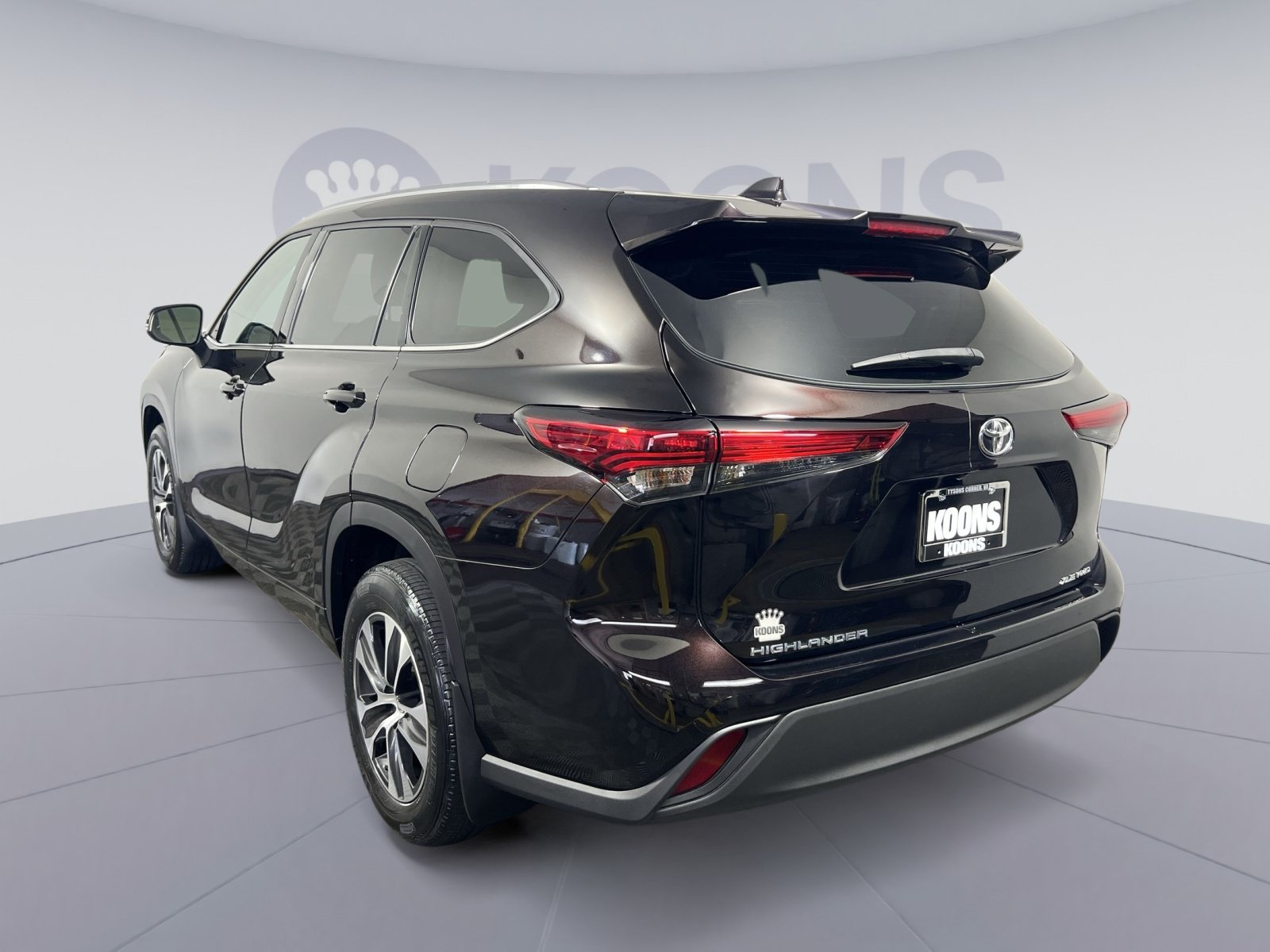 Used 2021 Toyota Highlander XLE AWD/4WD image 2