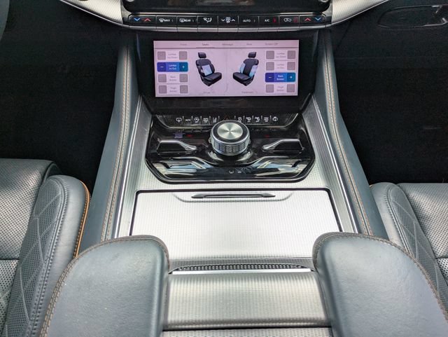 Used 2023 Jeep Grand Wagoneer Series III AWD/4WD image 19