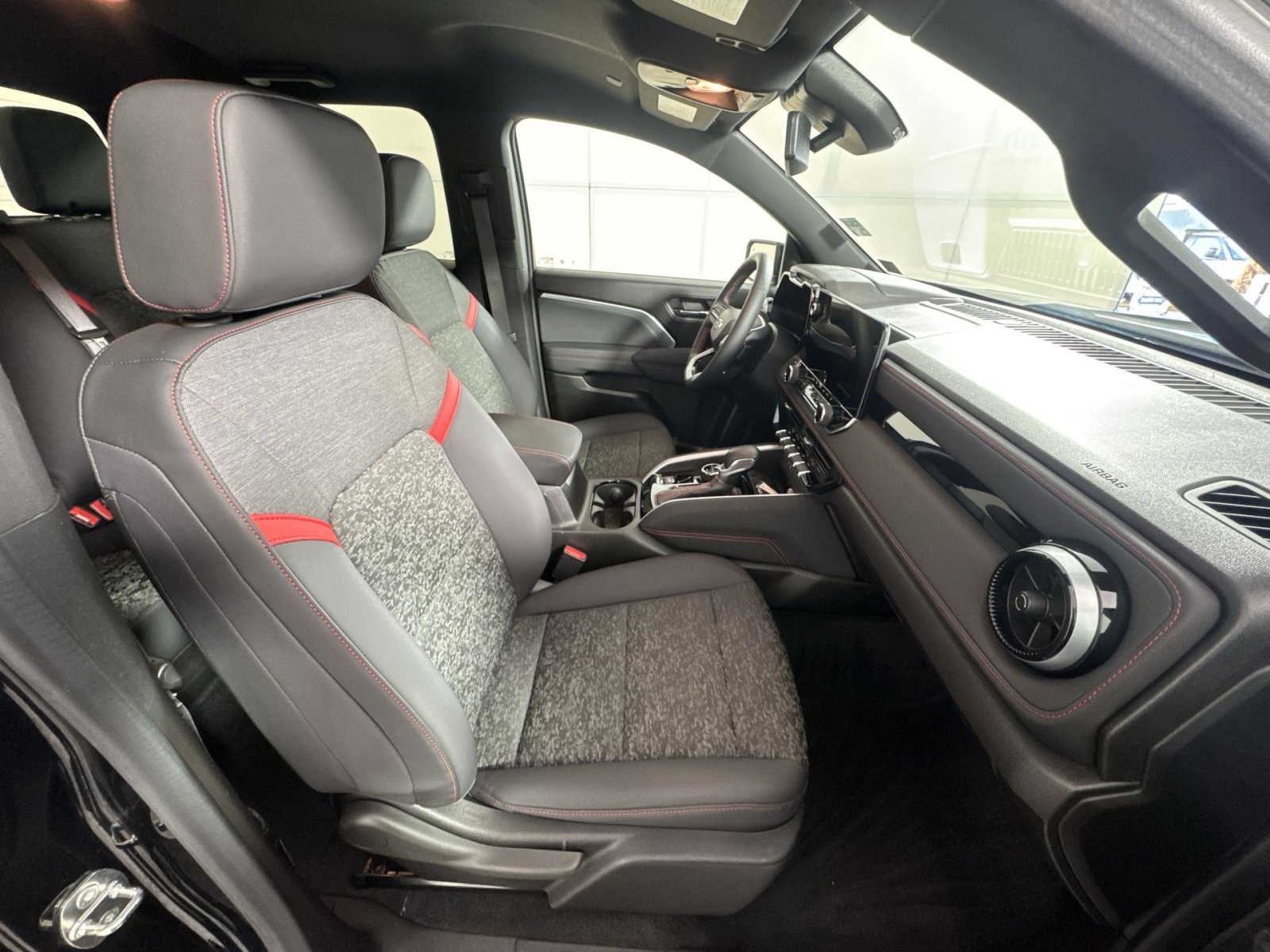 Used 2023 Chevrolet Colorado Z71 w/ Z71 Convenience Package 2 image 27