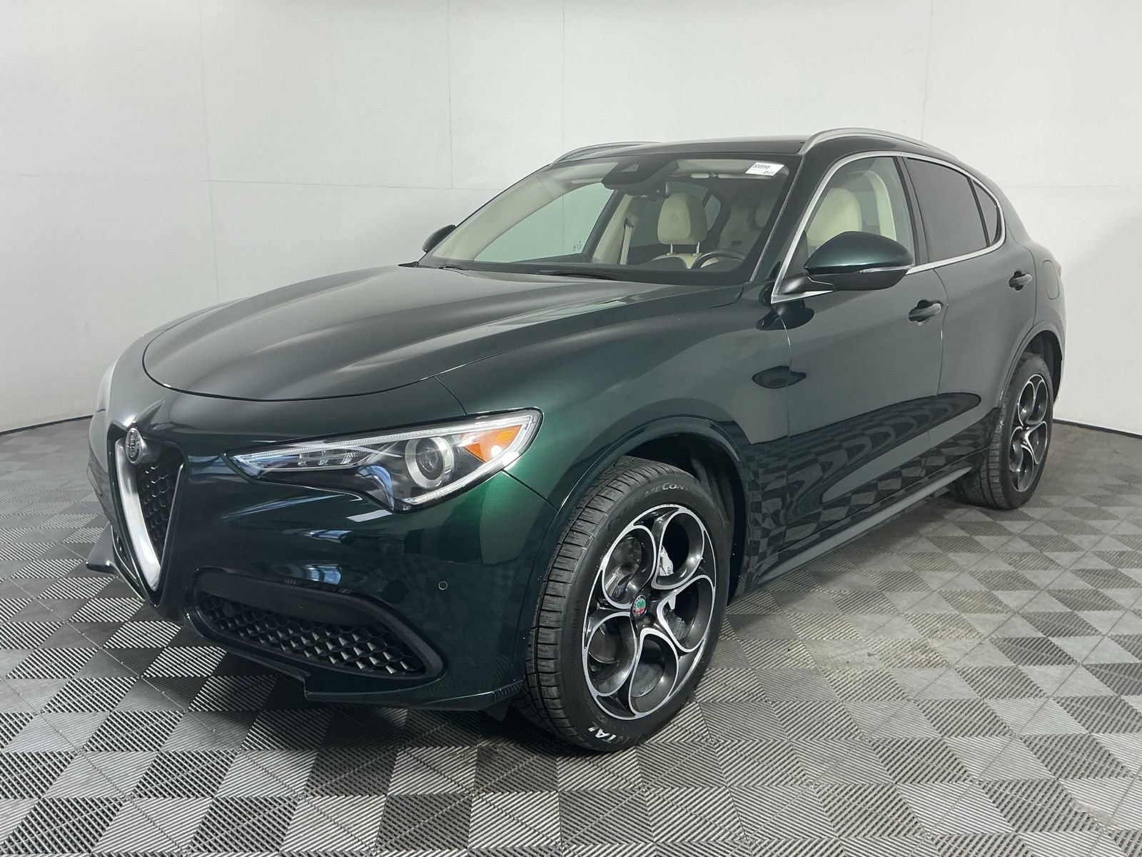 Used 2020 Alfa Romeo Stelvio Ti Lusso w/ Quick Order Package 22X Lusso AWD/4WD image 4