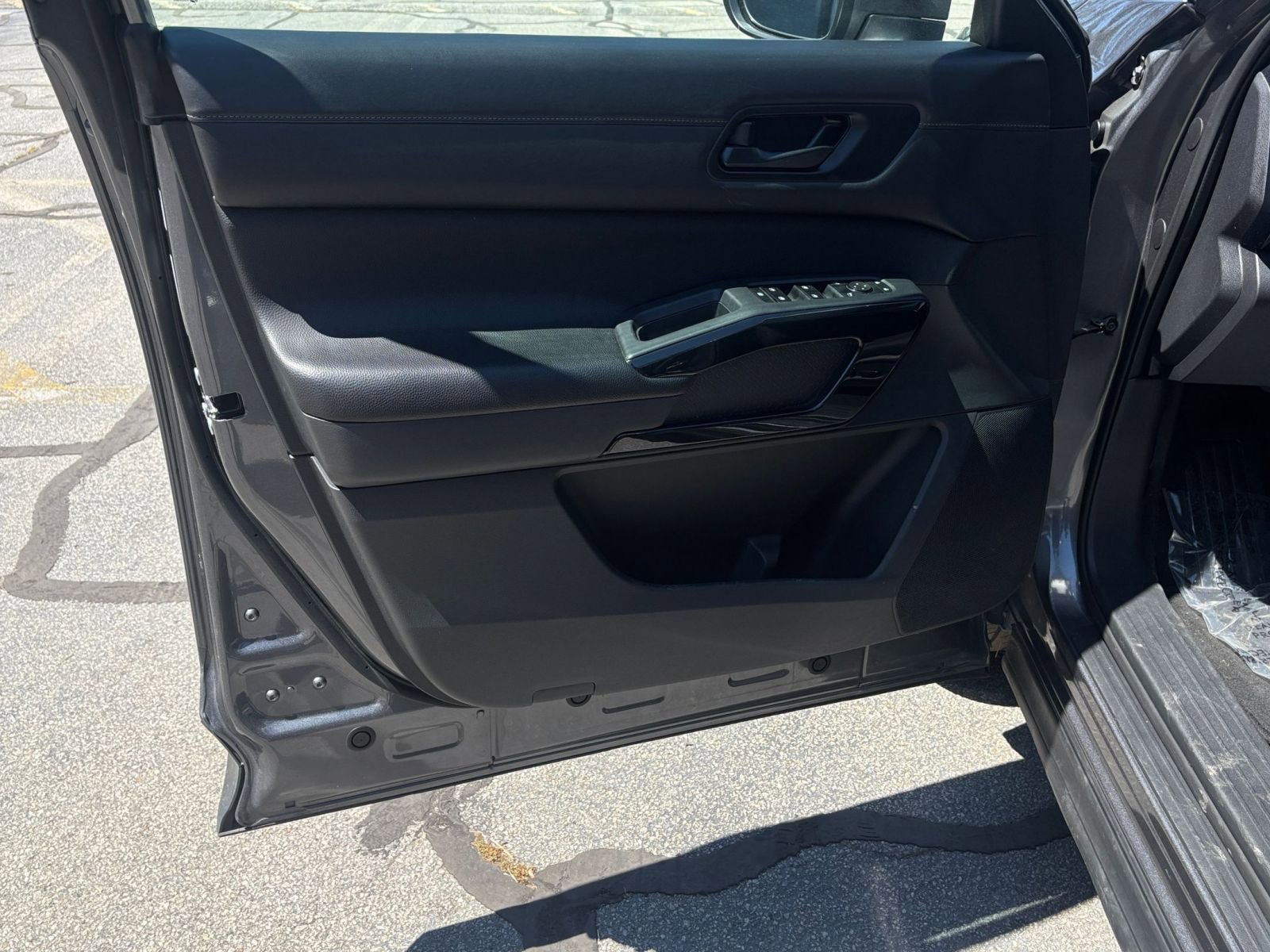 Used 2025 Nissan Pathfinder SV image 18