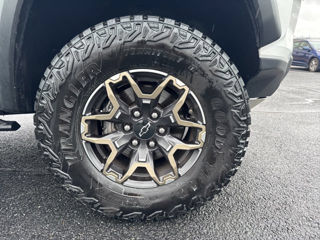 Used 2024 Chevrolet Colorado ZR2 w/ Technology Package AWD/4WD image 3