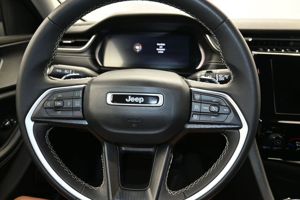 Used 2023 Jeep Grand Cherokee Laredo RWD image 13