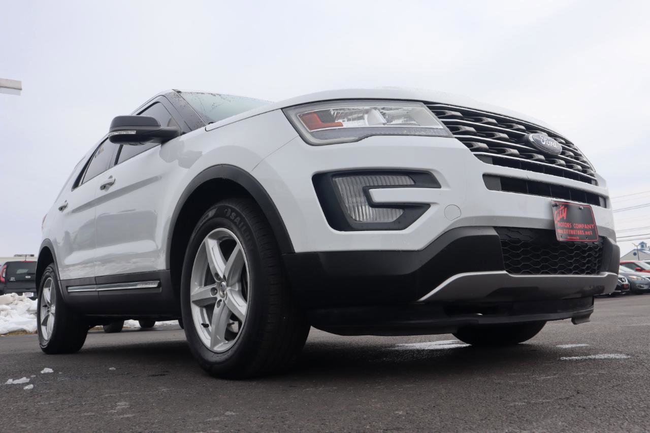 Used 2017 Ford Explorer XLT image 18
